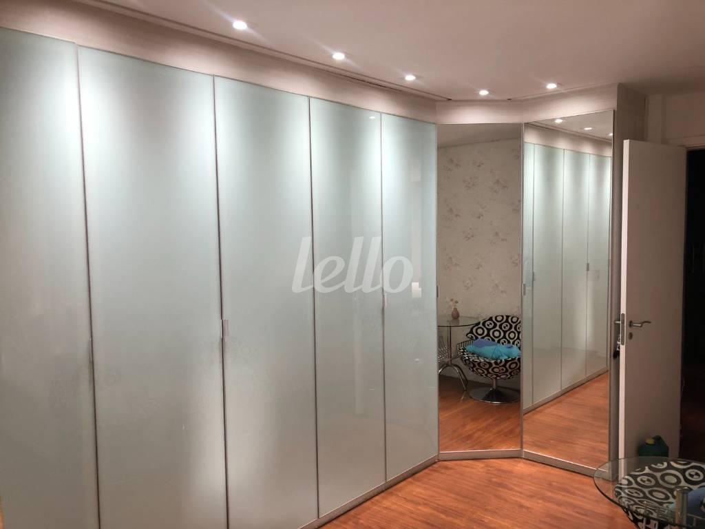 DORMITÓRIO CLOSET de Apartamento à venda, Padrão com 213 m², 3 quartos e 3 vagas em Paraíso - São Paulo