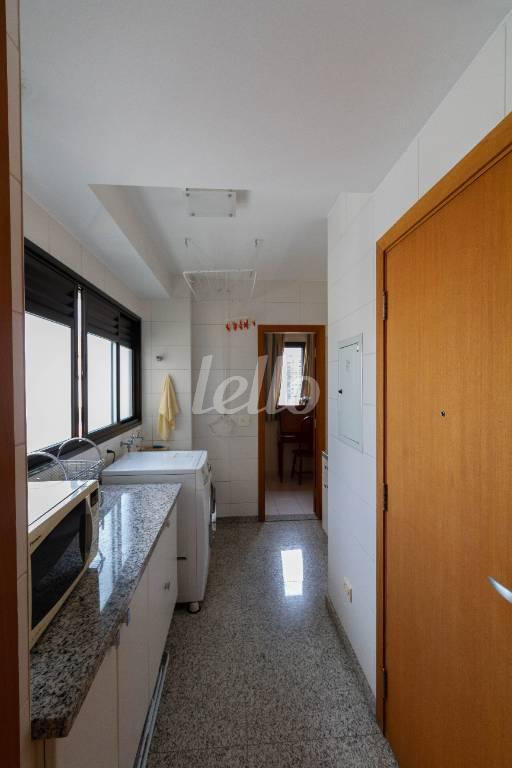 ÁREA DE SERVIÇO de Apartamento para alugar, Padrão com 219 m², 3 quartos e 4 vagas em Perdizes - São Paulo