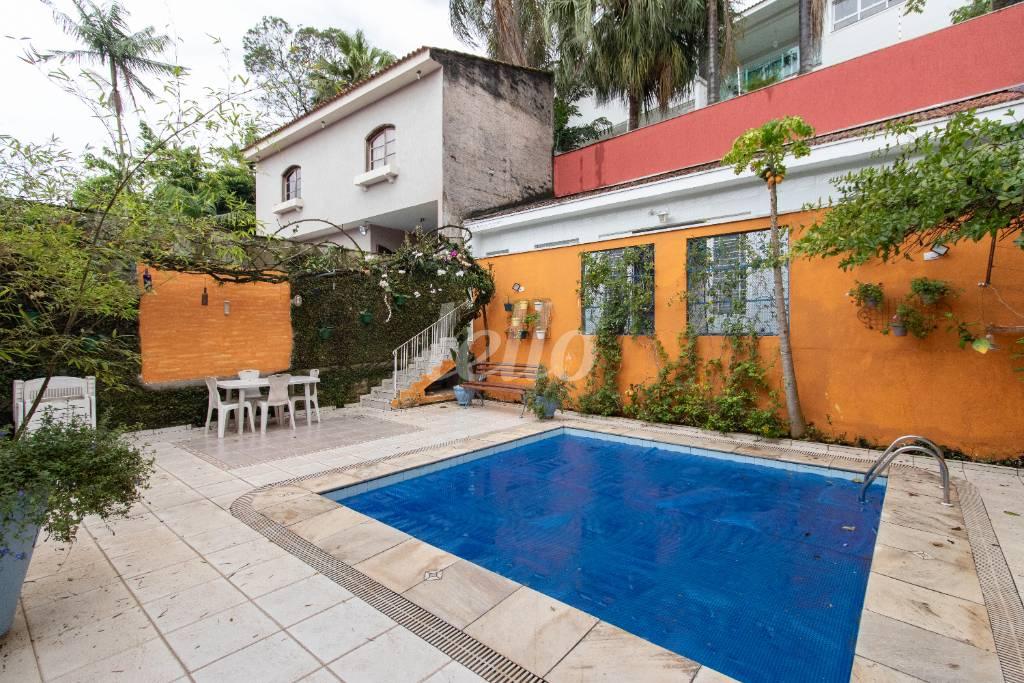 QUINTAL-PISCINA de Casa à venda, sobrado com 370 m², 3 quartos e 4 vagas em Vila Albertina - São Paulo