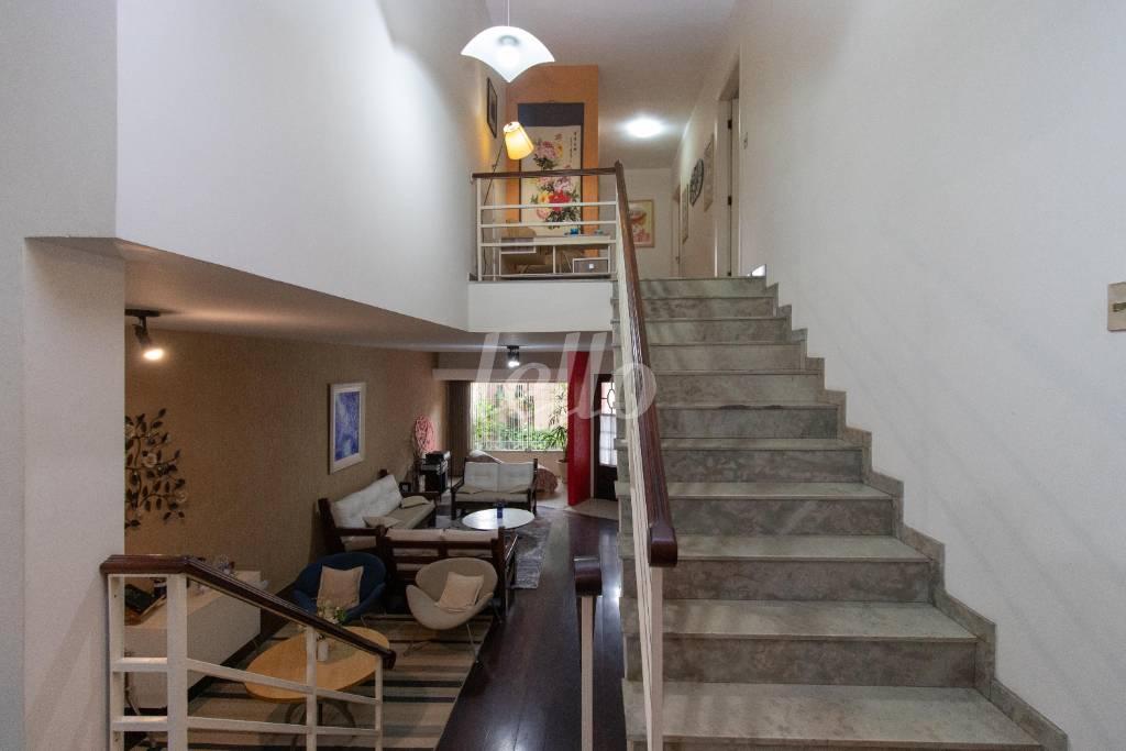 ESCADA de Casa à venda, sobrado com 370 m², 3 quartos e 4 vagas em Vila Albertina - São Paulo