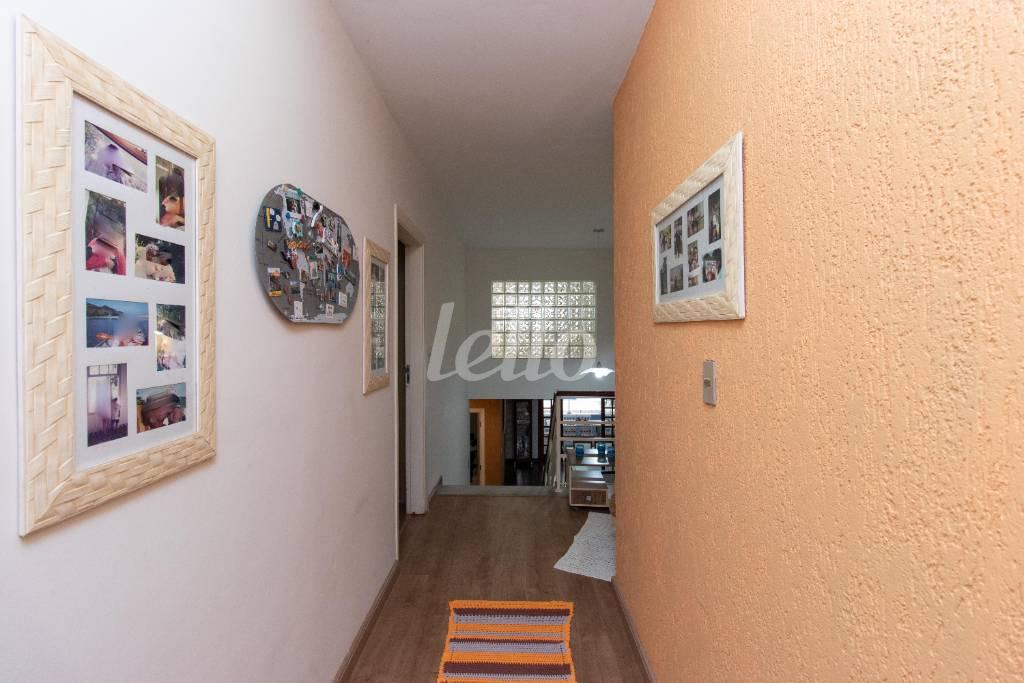 HALL QUARTOS de Casa à venda, sobrado com 370 m², 3 quartos e 4 vagas em Vila Albertina - São Paulo