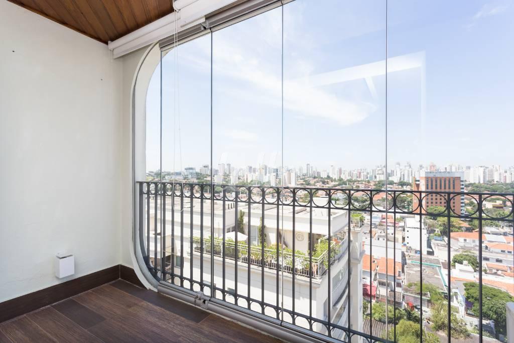 VARANDA de Apartamento à venda, cobertura - Padrão com 182 m², 2 quartos e 2 vagas em Indianópolis - São Paulo