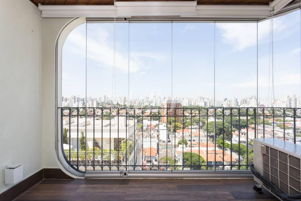 VARANDA de Apartamento à venda, cobertura - Padrão com 182 m², 2 quartos e 2 vagas em Indianópolis - São Paulo