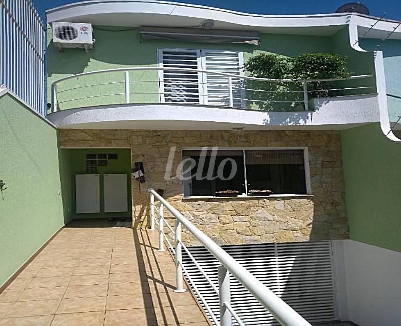 FACHADA de Casa à venda, sobrado com 300 m², 3 quartos e 6 vagas em Vila Moinho Velho - São Paulo