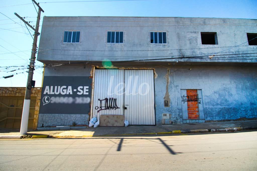FACHADA de Galpão/Armazém para alugar, Padrão com 635 m², e em Vila Invernada - São Paulo