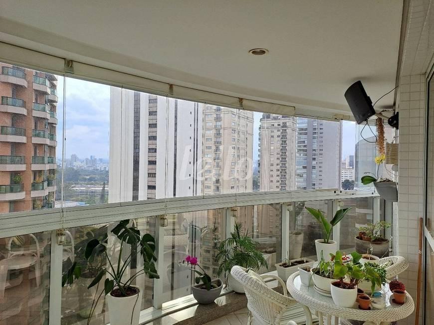 VARANDA de Apartamento à venda, Padrão com 186 m², 5 quartos e 3 vagas em Paraíso - São Paulo