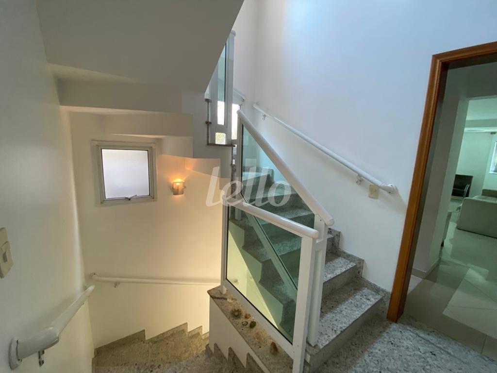 ACESSO AO 2° ANDAR de Casa para alugar, sobrado com 210 m², 3 quartos e 3 vagas em Vila Assunção - Santo André