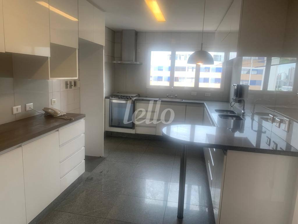 COZINHA de Apartamento à venda, Padrão com 200 m², 3 quartos e 4 vagas em Vila Uberabinha - São Paulo