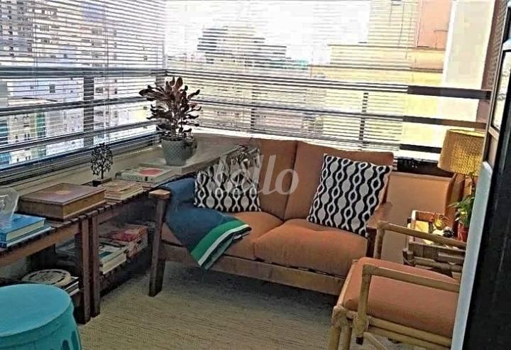 VARANDA de Apartamento à venda, Padrão com 134 m², 3 quartos e 3 vagas em Aclimação - São Paulo