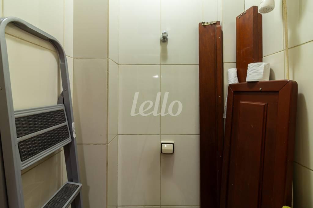 BANHEIRO DE SERVIÇO de Apartamento para alugar, Padrão com 150 m², 3 quartos e 1 vaga em Pinheiros - São Paulo