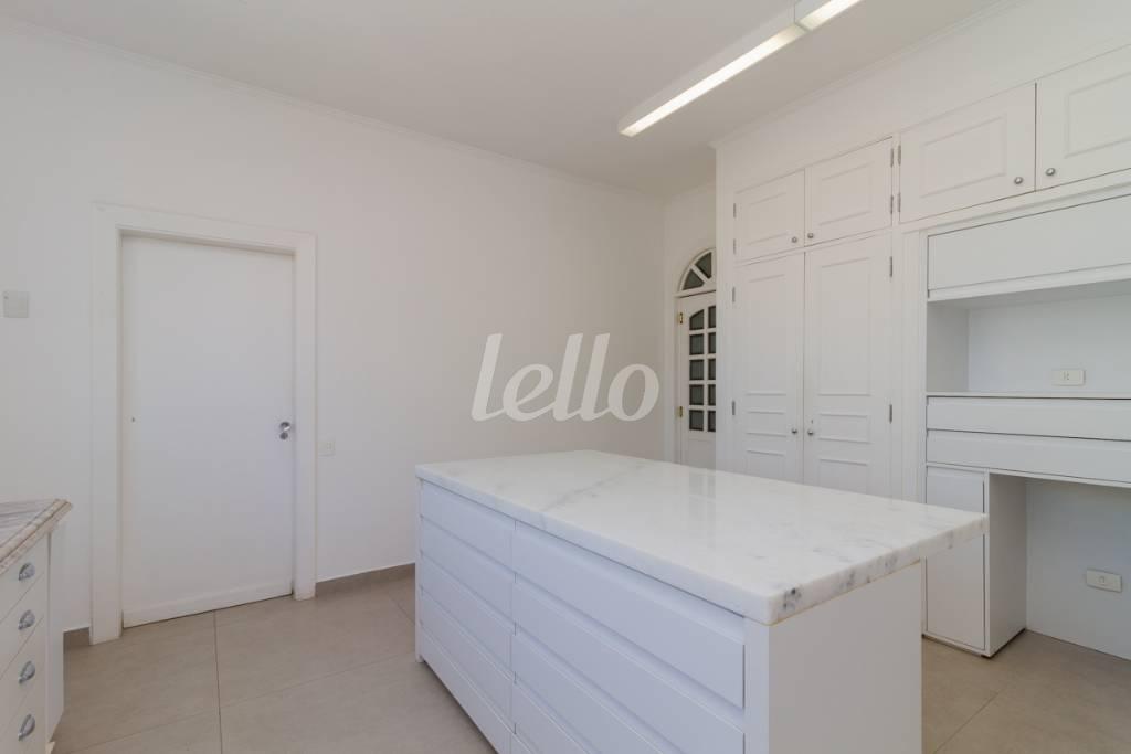 COZINHA de Apartamento para alugar, Padrão com 203 m², 2 quartos e 1 vaga em Cerqueira César - São Paulo