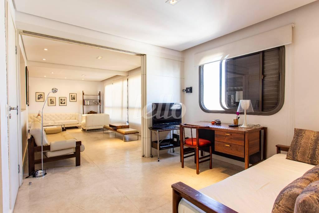 DORMITÓRIO de Apartamento para alugar, Padrão com 120 m², 3 quartos e 2 vagas em Jardim Paulista - São Paulo