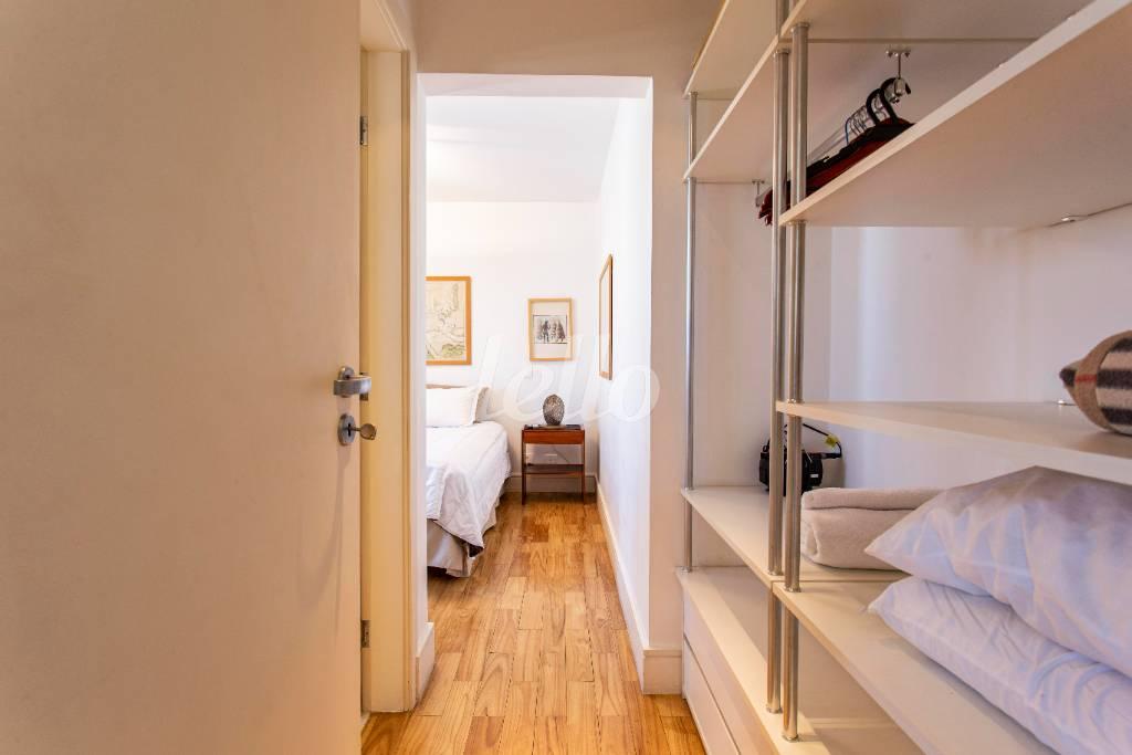 CLOSET SUITE 2 de Apartamento para alugar, Padrão com 120 m², 3 quartos e 2 vagas em Jardim Paulista - São Paulo