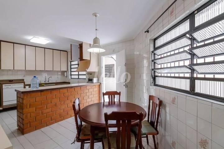 COPA de Casa para alugar, sobrado com 200 m², 3 quartos e 4 vagas em Bosque da Saúde - São Paulo