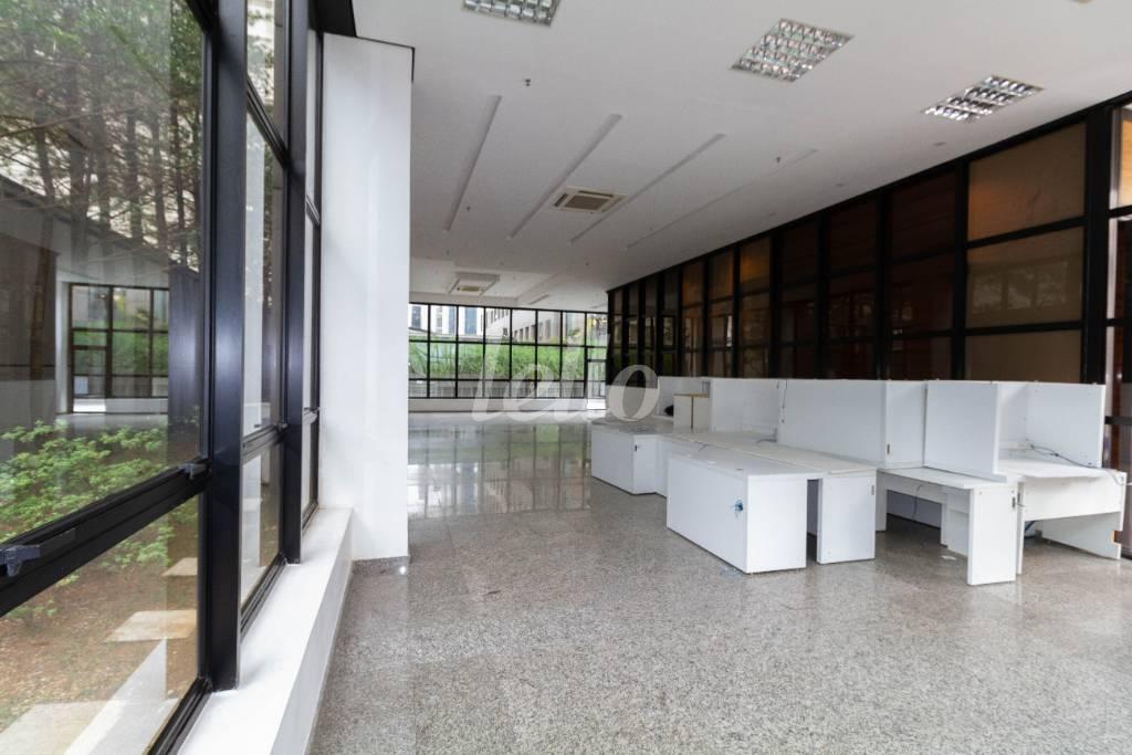SALÃO LOJA de Loja para alugar, Padrão com 250 m², e em Vila Olímpia - São Paulo
