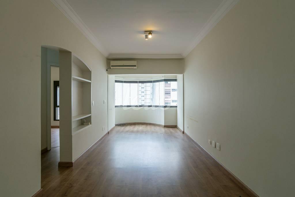SALA de Apartamento para alugar, Padrão com 76 m², 2 quartos e 1 vaga em Jardim Paulista - São Paulo