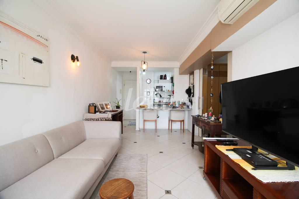 SALA de Apartamento para alugar, Padrão com 65 m², 2 quartos e 2 vagas em Vila Gumercindo - São Paulo