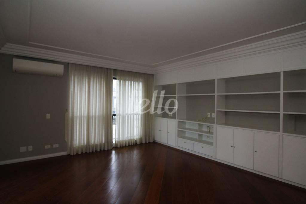 SALA de Apartamento para alugar, Padrão com 195 m², 4 quartos e 3 vagas em Vila Nova Conceição - São Paulo
