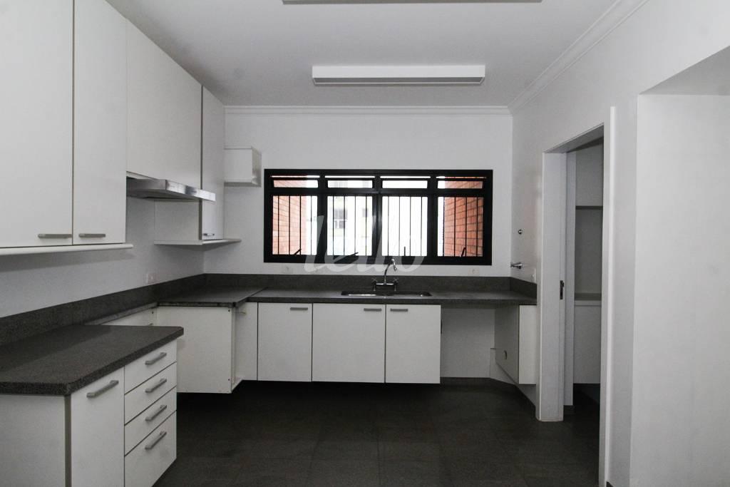 COZINHA de Apartamento para alugar, Padrão com 195 m², 4 quartos e 3 vagas em Vila Nova Conceição - São Paulo