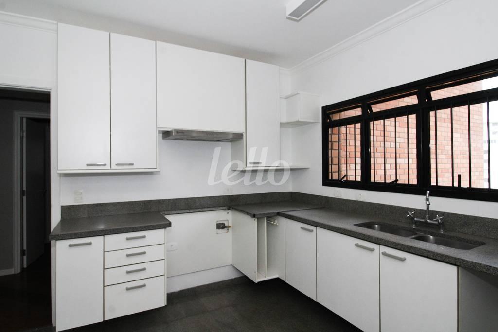 COZINHA de Apartamento para alugar, Padrão com 195 m², 4 quartos e 3 vagas em Vila Nova Conceição - São Paulo