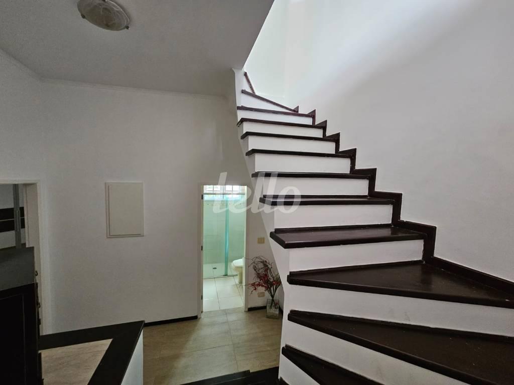 ESCADAS de Casa para alugar, sobrado com 272 m², 3 quartos e 3 vagas em Vila Formosa - São Paulo