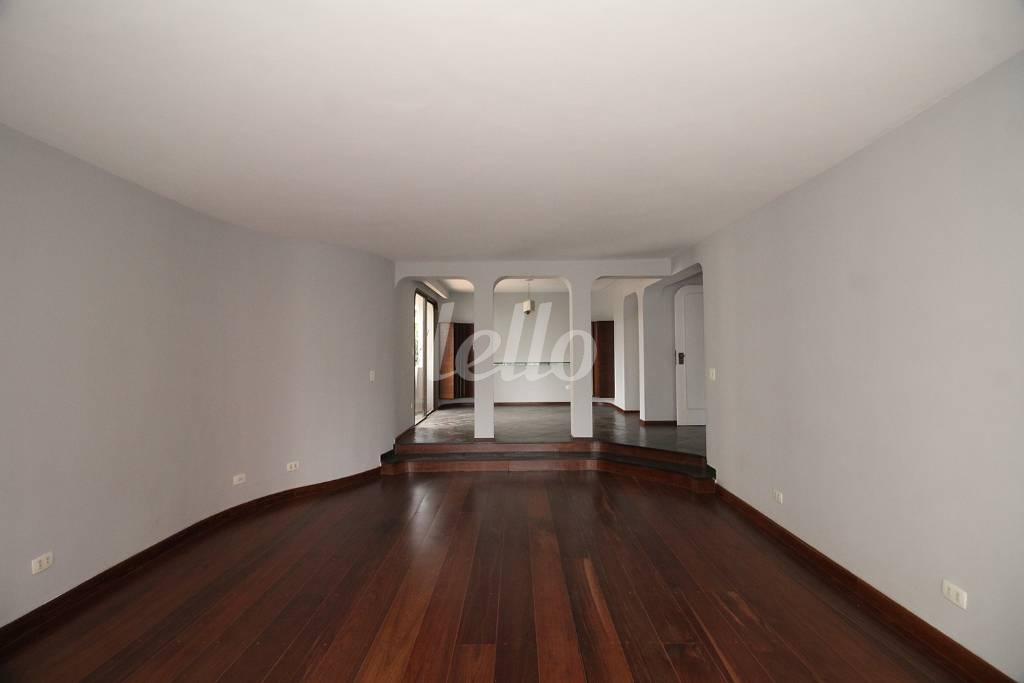 SALA de Apartamento para alugar, Padrão com 194 m², 3 quartos e 3 vagas em Indianópolis - São Paulo