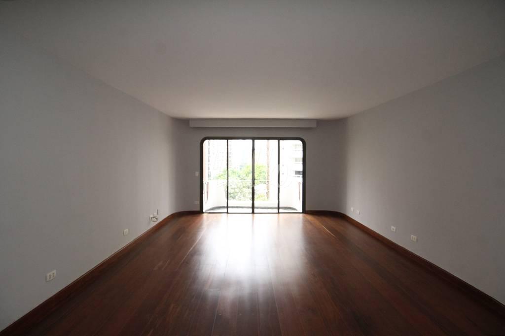 SALA de Apartamento para alugar, Padrão com 194 m², 3 quartos e 3 vagas em Indianópolis - São Paulo