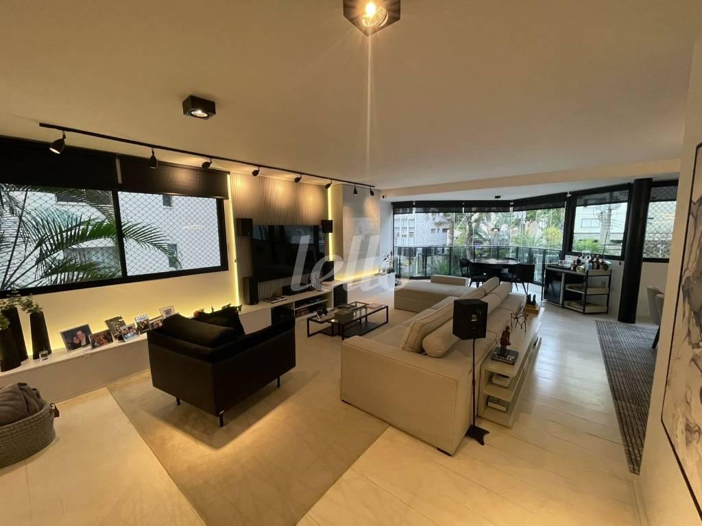 LIVING de Apartamento à venda, Padrão com 247 m², 4 quartos e 2 vagas em Aclimação - São Paulo