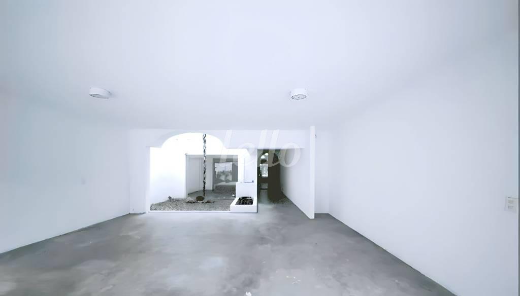 GARAGEM de Casa para alugar, assobradada com 365 m², 3 quartos e 4 vagas em Jardim dos Estados - São Paulo