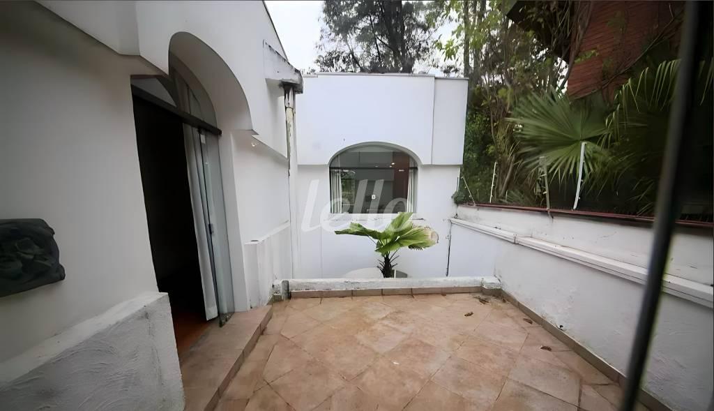 VARANDA de Casa para alugar, assobradada com 365 m², 3 quartos e 4 vagas em Jardim dos Estados - São Paulo