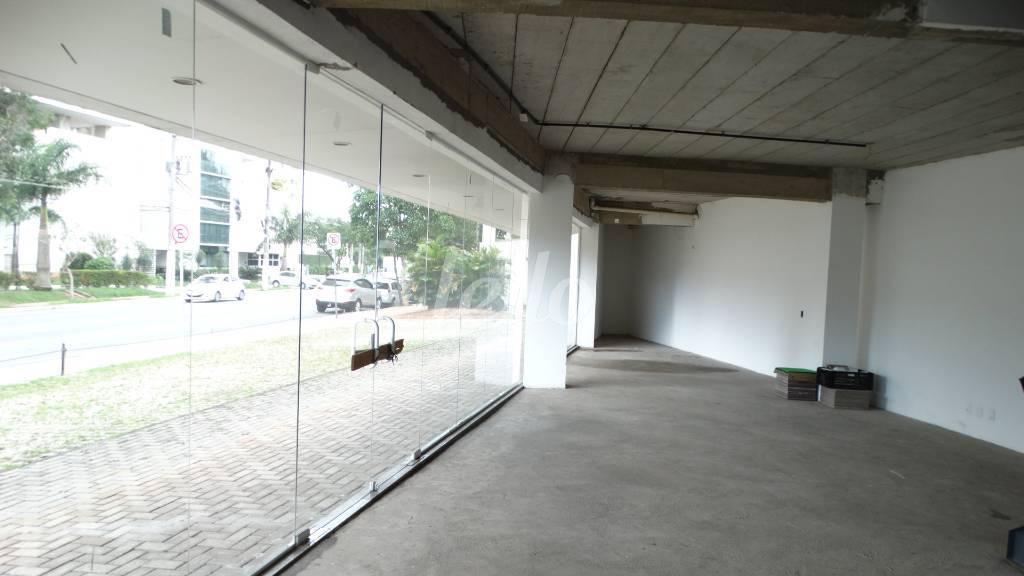 LOJA de Prédio Comercial para alugar, Multiusuário com 1078 m², e 18 vagas em Imirim - São Paulo