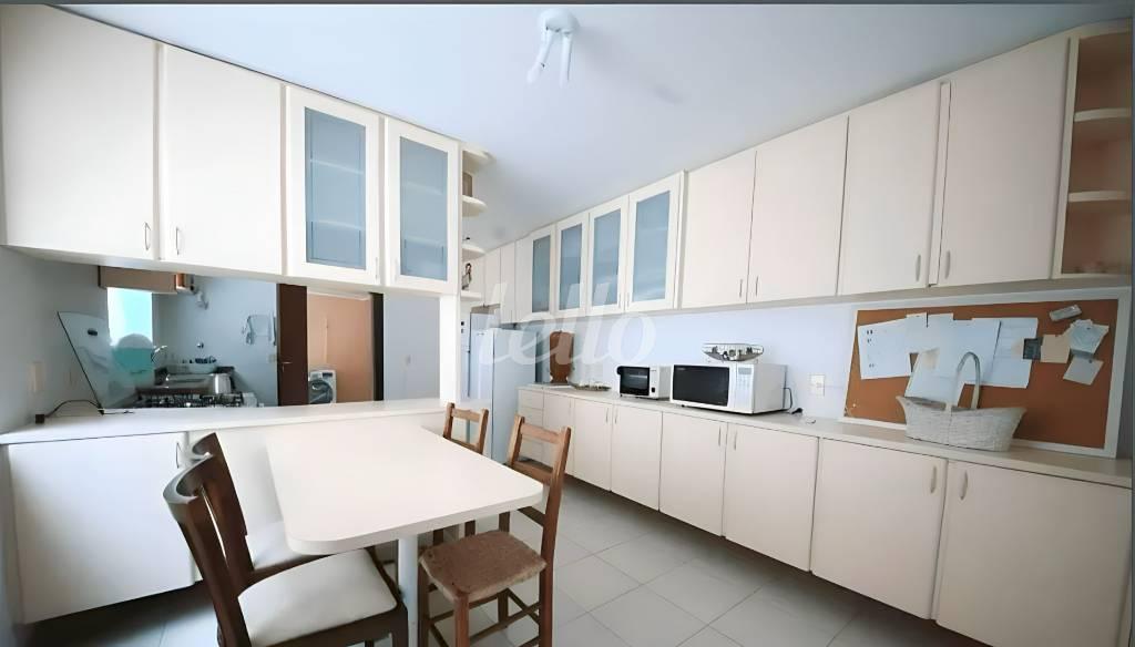 COZINHA de Casa para alugar, assobradada com 365 m², 3 quartos e 4 vagas em Jardim dos Estados - São Paulo