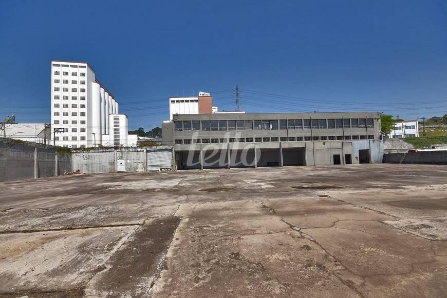 AREA EXTERNA de Galpão/Armazém para alugar, Padrão com 1361 m², e 20 vagas em Jaguaré - São Paulo