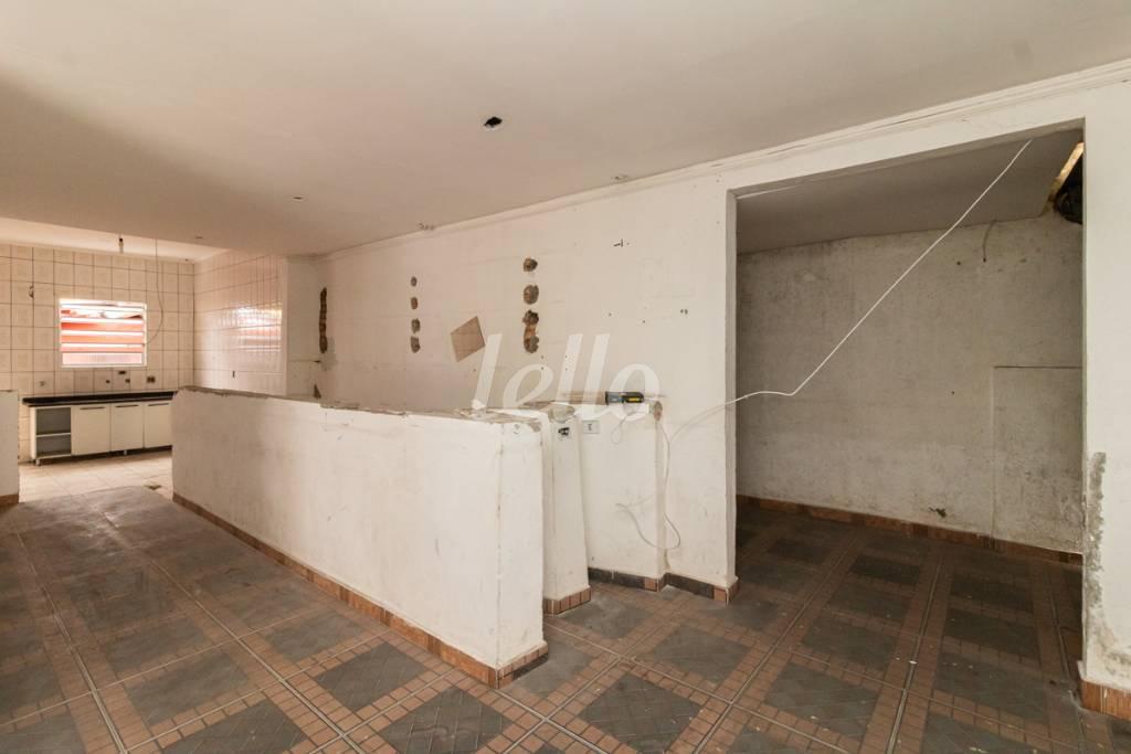 05 SALÃO de Casa para alugar, térrea com 200 m², 4 quartos e 8 vagas em Vila Carrão - São Paulo