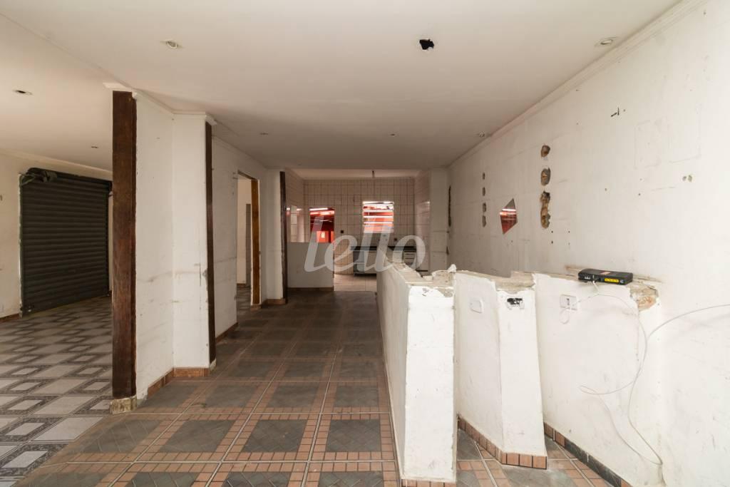 06 SALÃO de Casa para alugar, térrea com 200 m², 4 quartos e 8 vagas em Vila Carrão - São Paulo