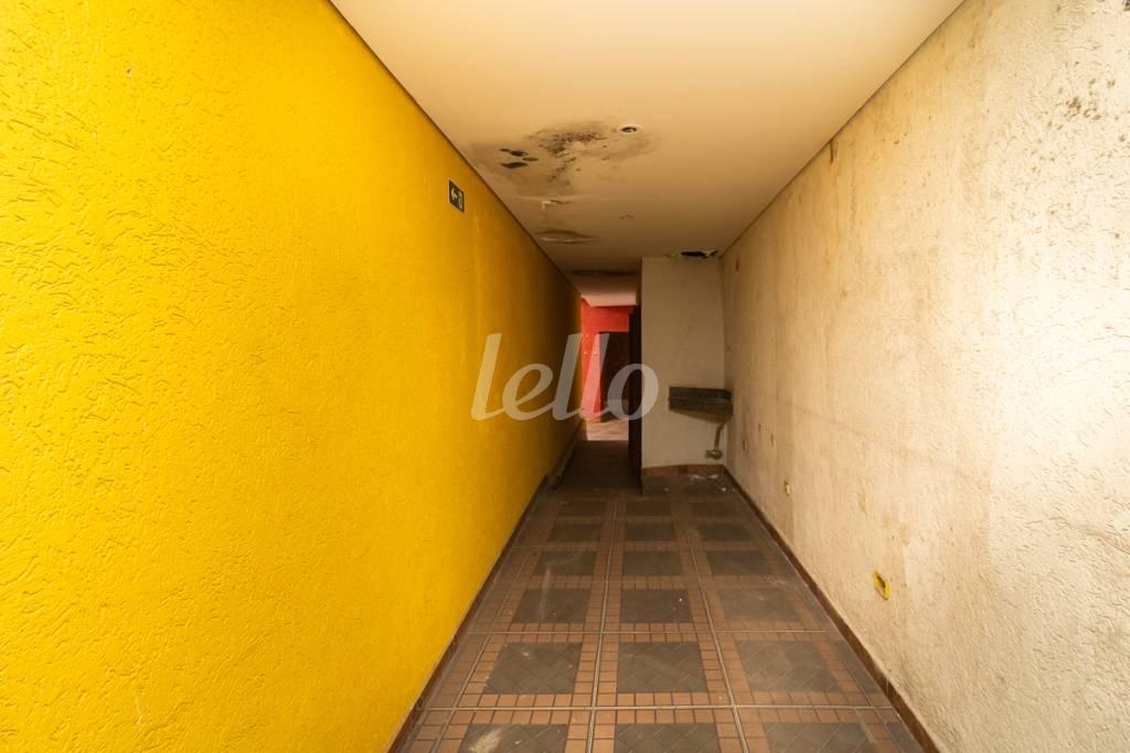 11 SALÃO de Casa para alugar, térrea com 200 m², 4 quartos e 8 vagas em Vila Carrão - São Paulo