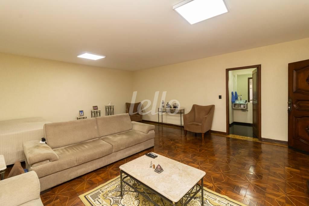 03 SALA de Casa para alugar, sobrado com 248 m², 3 quartos e 5 vagas em Vila Analia Franco - São Paulo