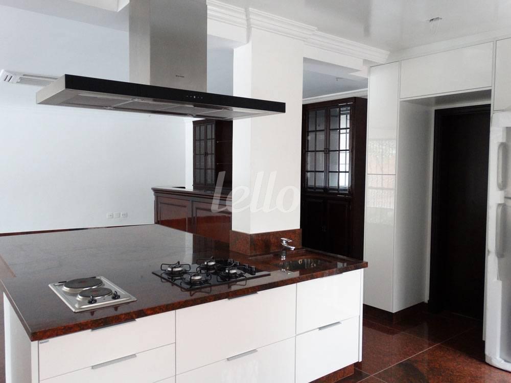 COZINHA  2 de Casa para alugar, sobrado com 850 m², 5 quartos e 12 vagas em Jardim América - São Paulo