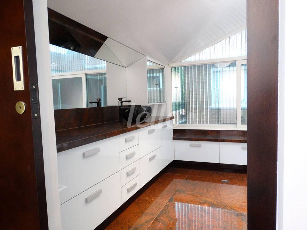 BANHEIRO SUITE 4 de Casa para alugar, sobrado com 850 m², 5 quartos e 12 vagas em Jardim América - São Paulo