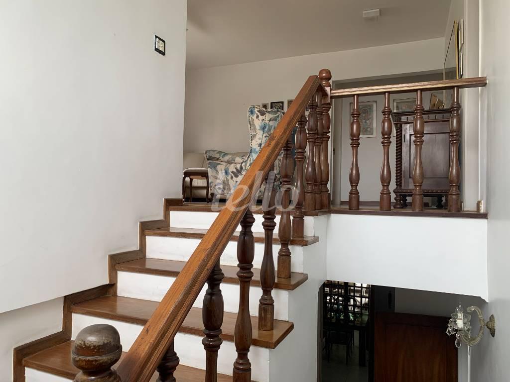 ESCADA de Casa à venda, sobrado com 317 m², 4 quartos e 4 vagas em Granja Julieta - São Paulo
