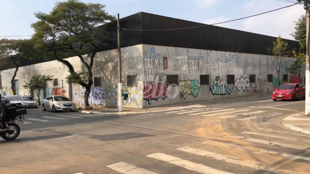 FACHADA de Galpão/Armazém para alugar, Padrão com 3000 m², e em Cambuci - São Paulo