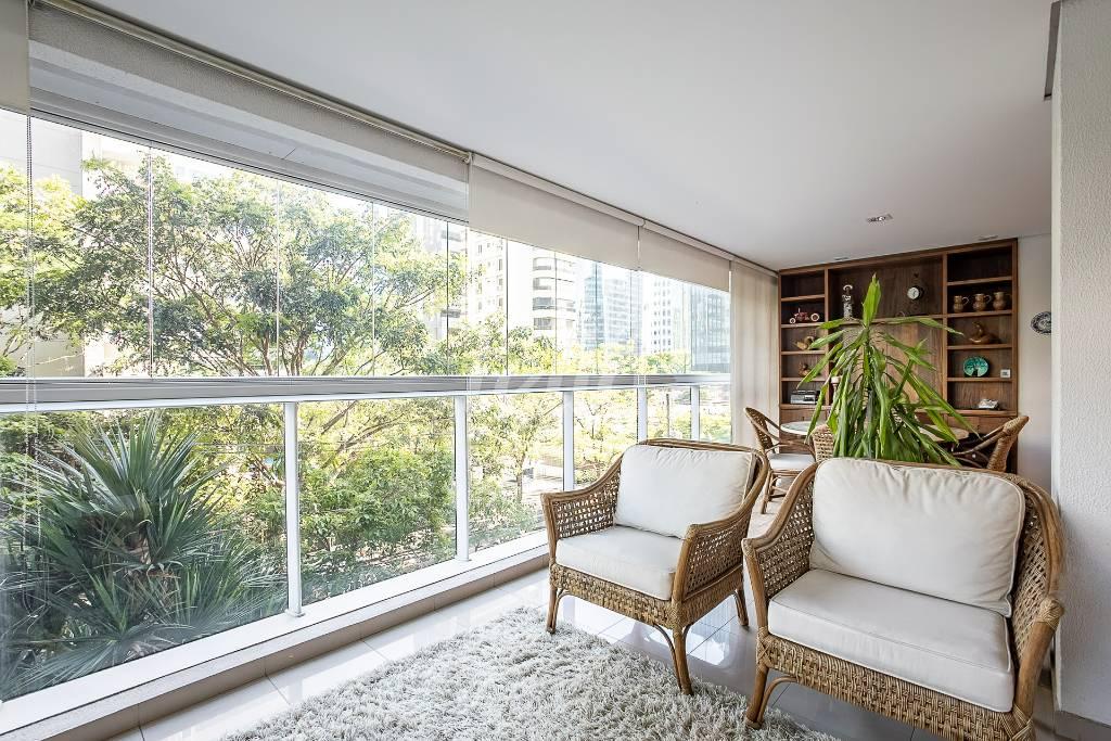 VARANDA de Apartamento para alugar, Padrão com 201 m², 3 quartos e 3 vagas em Itaim Bibi - São Paulo