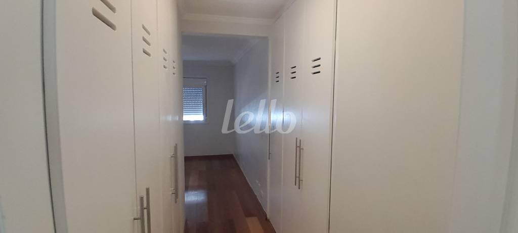 SUÍTE / CLOSET de Apartamento para alugar, cobertura - Padrão com 342 m², 3 quartos e 2 vagas em Cerqueira César - São Paulo