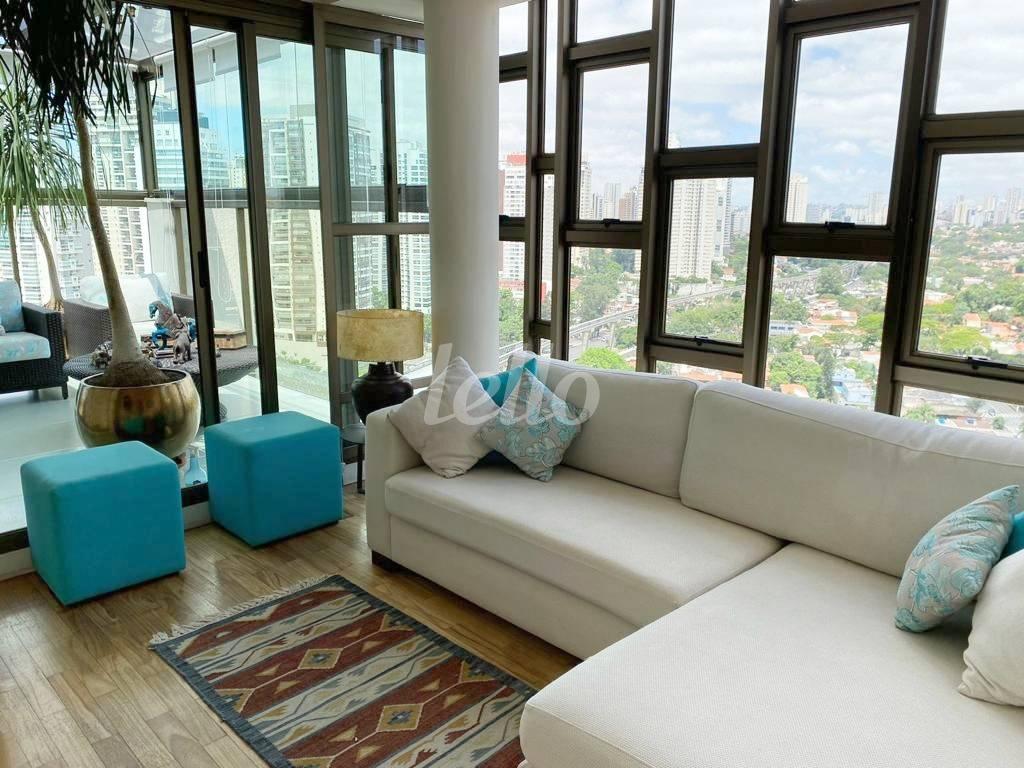 LIVING PISO SUPERIOR de Apartamento à venda, Duplex com 240 m², 3 quartos e 4 vagas em Brooklin Paulista - São Paulo