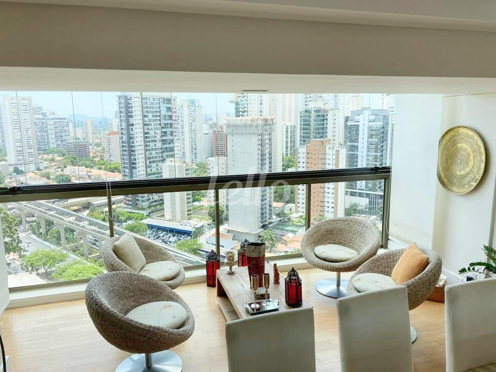 VARANDA INTEGRADA COM O LIVING de Apartamento à venda, Duplex com 240 m², 3 quartos e 4 vagas em Brooklin Paulista - São Paulo