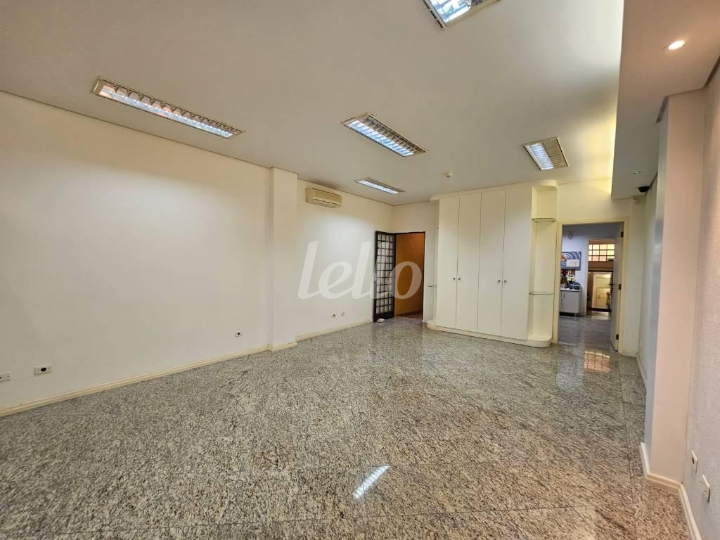 SALA 2 de Prédio Comercial para alugar, Monousuário com 298 m², e 3 vagas em Chácara Seis de Outubro - São Paulo