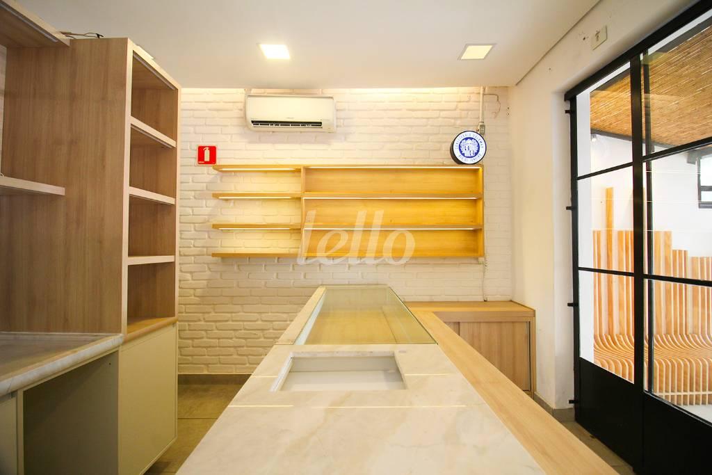SALÃO de Loja para alugar, Padrão com 50 m², e em Indianópolis - São Paulo