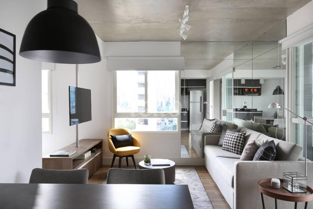 SALA de Apartamento para alugar, Padrão com 62 m², 1 quarto e 1 vaga em Cidade Monções - São Paulo