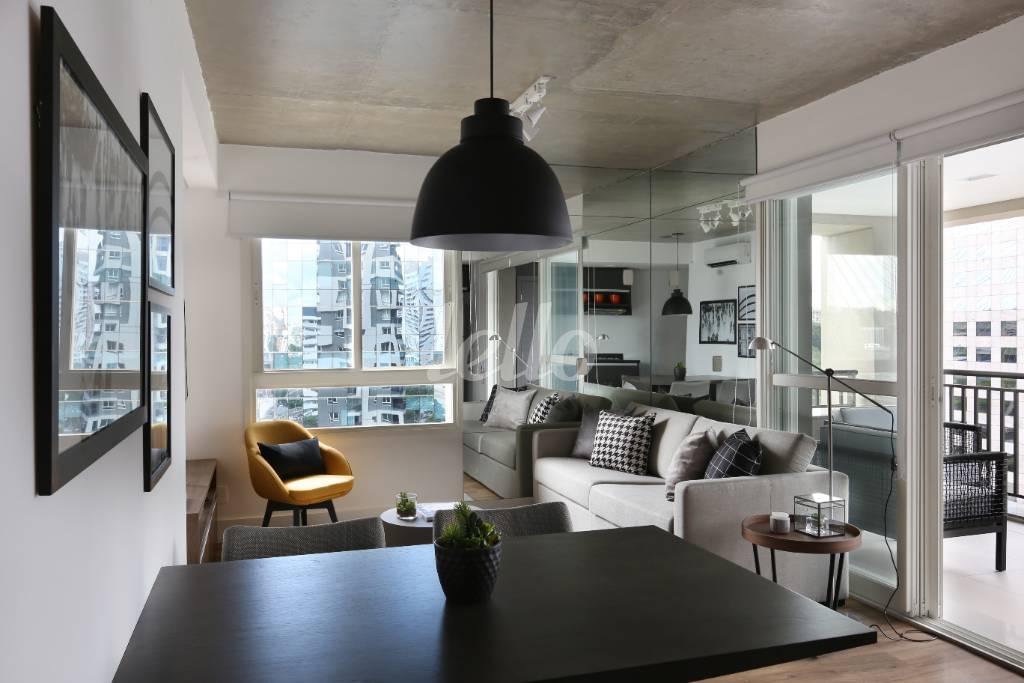 SALA de Apartamento para alugar, Padrão com 62 m², 1 quarto e 1 vaga em Cidade Monções - São Paulo