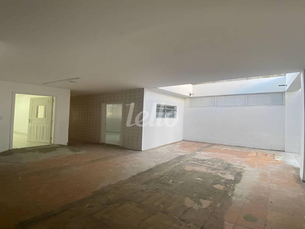 SALÃO de Casa para alugar, sobrado com 276 m², e 3 vagas em Água Funda - São Paulo